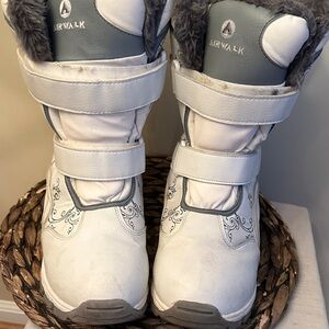 Airwalk Thermolite Snow Boots White Velcro Faux Fur Gray Scroll EUC Size 11